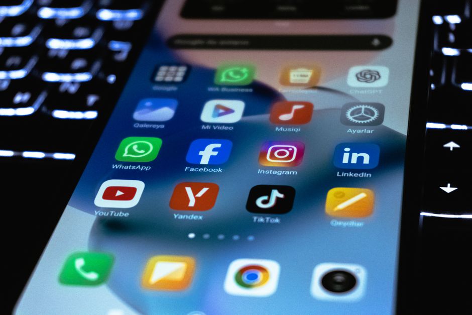 複数のソーシャルメディアアプリのアイコンが並ぶスマートフォンの画面